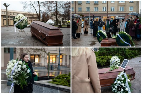Karstas, žvakutė ir baltos gėlės: prie Seimo – stiprus pareiškimas apie valdančiuosius