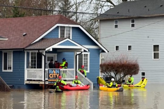 Vaizdai iš skęstančio Vašingtono: valstiją siaubia potvyniai, žmonės gelbėjami sraigtasparniais