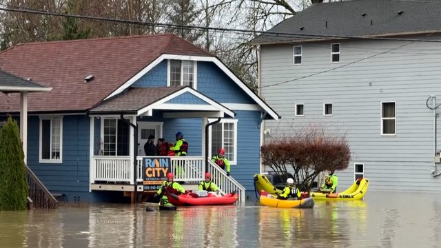 Vaizdai iš skęstančio Vašingtono: valstiją siaubia potvyniai, žmonės gelbėjami sraigtasparniais