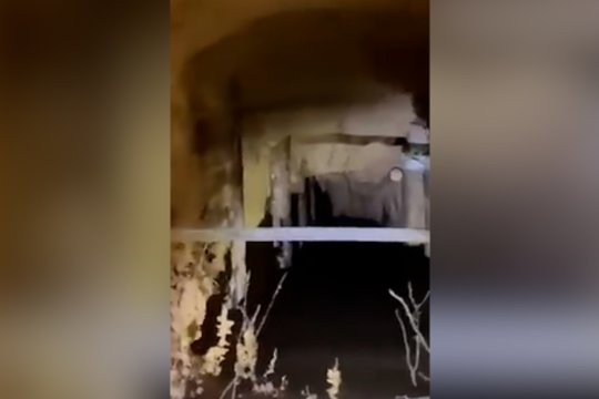 Lenkijoje aptiktas tunelis, kuriuo migrantai atšliauždavo iš Baltarusijos: pasidalijo, kaip jis atrodo iš vidaus