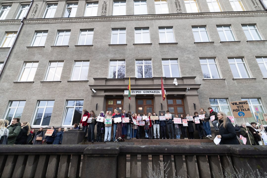 Vilniuje – dėl nenorimos direktorės neįprasta pamoka ir gimnazijos bendruomenės žygis pas merą
