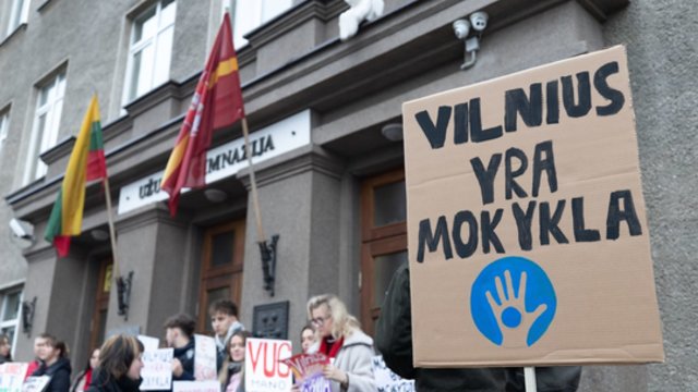 Sujudimas prie Vilniaus Užupio gimnazijos: mokiniai nepritaria būsimos direktorės kandidatūrai
