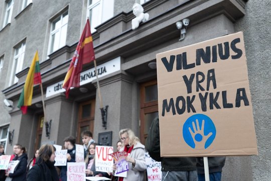 Sujudimas prie Vilniaus Užupio gimnazijos: mokiniai nepritaria būsimos direktorės kandidatūrai