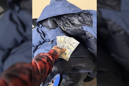 Vaikinas nusipirko dėvėtą striukę ir liko be amo, ką rado jos kišenėje: „Išeinu į pensiją“