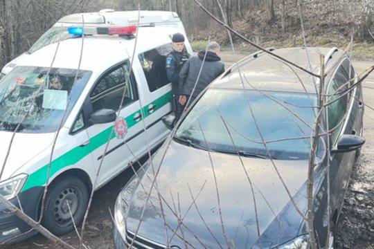 Girti pasivažinėjimai sostinėje baigėsi nesėkme: vairuotojas rėžėsi į medžius