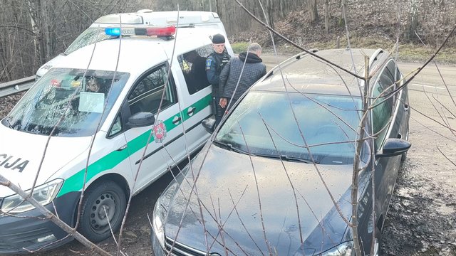 Girti pasivažinėjimai sostinėje baigėsi nesėkme: vairuotojas rėžėsi į medžius