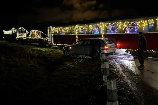 Anykščių rajone automobilis „Audi“ susidūrė su siauruko sąstatu