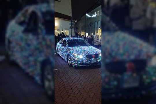 Tokio vaizdo Vilniaus gatvėse dar nebuvo: BMW pavirto Kalėdų eglute