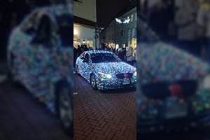 Tokio vaizdo Vilniaus gatvėse dar nebuvo: BMW pavirto Kalėdų eglute