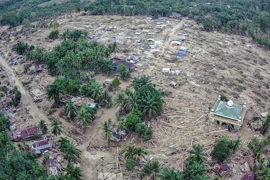 Indonezijos gyventojų neviltis auga: aukų skaičiui viršijus tūkstantį pagalba juda lėtai