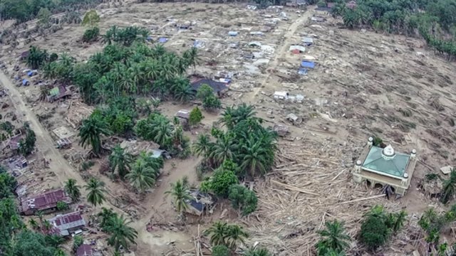 Indonezijos gyventojų neviltis auga: aukų skaičiui viršijus tūkstantį pagalba juda lėtai