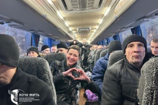 Pirmosios paleistų politinių kalinių nuotraukos: skelbiama, kad 114 išlaisvintųjų perduota Ukrainai