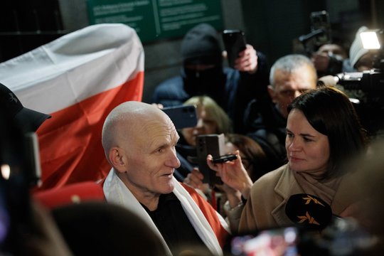 „Džiaugiuosi būdamas laisvas“: iš nelaisvės Baltarusijoje paleistas A. Bialiackis atvyko į Vilnių