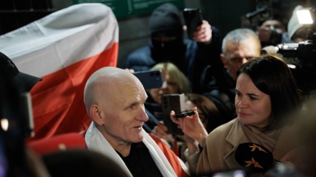 „Džiaugiuosi būdamas laisvas“: iš nelaisvės Baltarusijoje paleistas A. Bialiackis atvyko į Vilnių