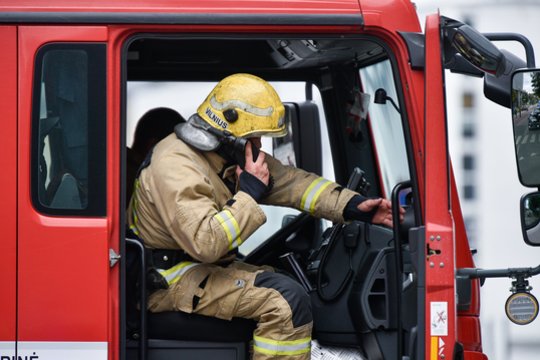 Šakių rajone ant važiuojančio automobilio užvirto medis