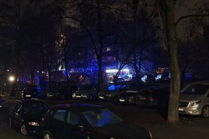 Kaune ugniagesiai skubėjo gesinti atvira liepsna degančio buto