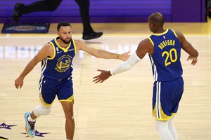 Įspūdingas S. Curry 12 tritaškių šou iššvaistytas veltui
