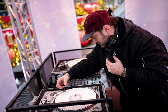 Prie Vilniaus eglutės – Leono Somovo pasirodymas: kviečia Kalėdas švęsti tvariai