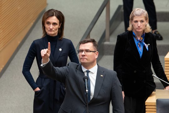 „Pradedame naują parlamentinio pasipriešinimo etapą“: opozicija skelbia apie savo planus, nusitaikė į J. Oleką