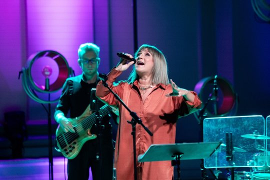 Neda sugrįžo su legendinėmis dainomis: kelionė laiko mašina ir jautri žinutė