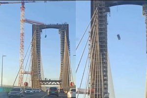 Vaizdo įraše – neįprastas incidentas: ant judrios gatvės nukrito tualeto kabina