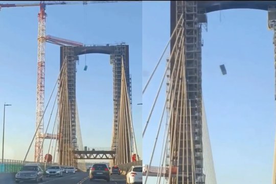 Vaizdo įraše – neįprastas incidentas: ant judrios gatvės nukrito tualeto kabina