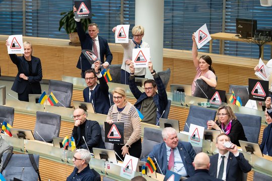 Po penkias valandas trukusio chaotiško posėdžio dėl LRT pataisų – žinia