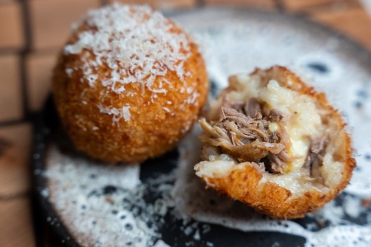 Šis spurgytes primenantis užkandis su mėsa taps šventinio stalo hitu