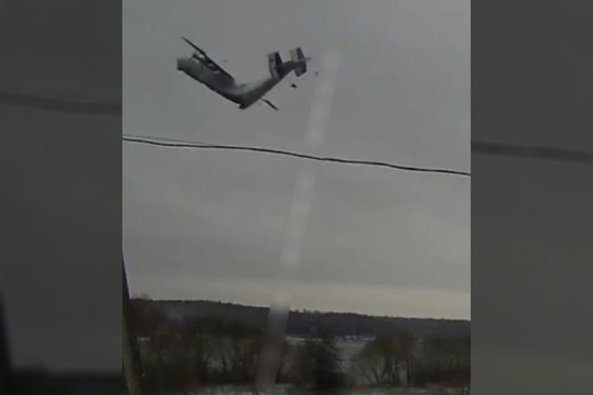 Plinta karinio rusų lėktuvo avarijos vaizdas: pradėjo byrėti tiesiog ore