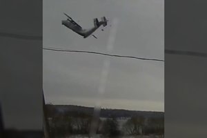 Plinta karinio rusų lėktuvo avarijos vaizdas: pradėjo byrėti tiesiog ore