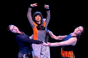 Baletą ir gatvės šokį derinančio spektaklio idėja kilo ant stogo