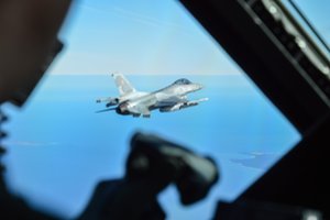 NATO naikintuvai septynis kartus skrido atpažinti ir lydėti Rusijos orlaivių