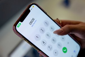 Pedagogai ir specialistai Seimo prašo mobiliuosius telefonus mokyklose drausti įstatymu