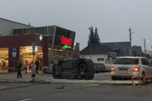 Avarija Kaune: gatvę užtvėrė elektros stulpas, automobilis vertėsi ant šono