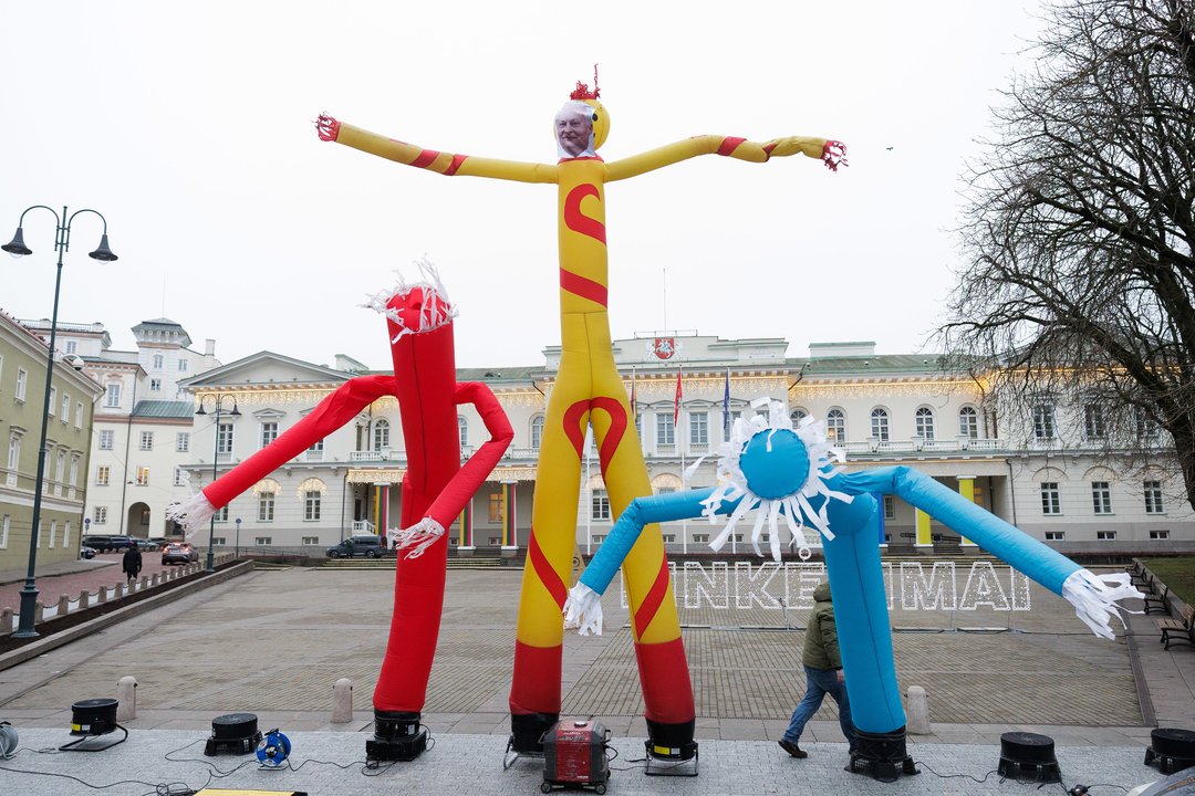 Protestas „Šalin rankas“. Antradienis. Bestuburiai prie Prezidentūros.<br> V.Skaraičio nuotr.