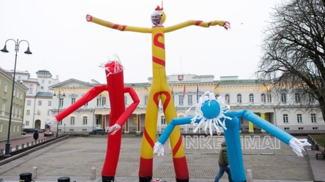 Prie Prezidentūros išdygo pripučiami bestuburiai: G. Nausėdai siunčiama pagrindinė žinutė