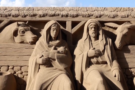 Jėzaus gimimo scena virto smėlio skulptūromis: prisidėjo menininkai iš įvairių šalių