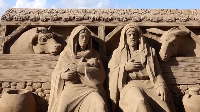 Jėzaus gimimo scena virto smėlio skulptūromis: prisidėjo menininkai iš įvairių šalių