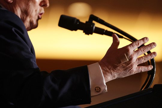 Nuotraukose – pleistrai ant D. Trumpo rankos: pakurstė nerimą dėl sveikatos