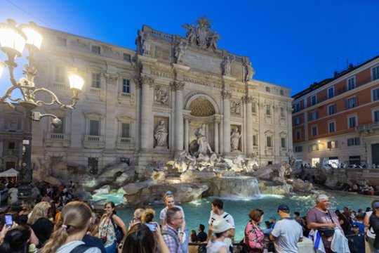 Roma įveda mokestį turistams, norintiems aplankyti garsųjį Trevi fontaną