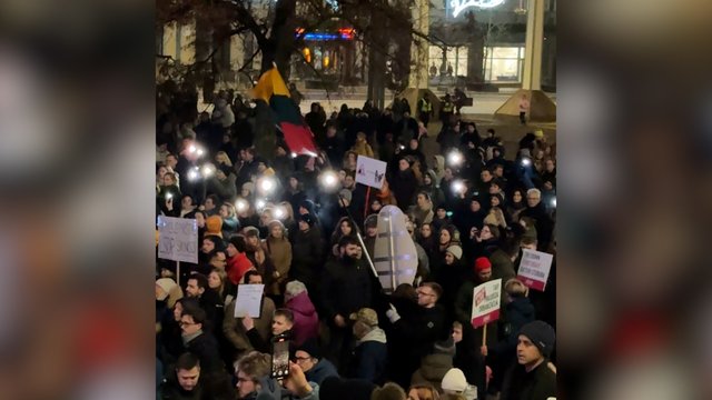 Vilniaus centre – žmonių jūra ir tūkstančiai šviesų: žurnalistų bendruomenė ir jos rėmėjai stoja į lemiamą mūšį