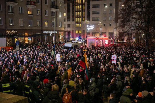 Prie Seimo – tūkstančiai žmonių ir liepsnojantys laužai: užfiksavo protesto akimirkas