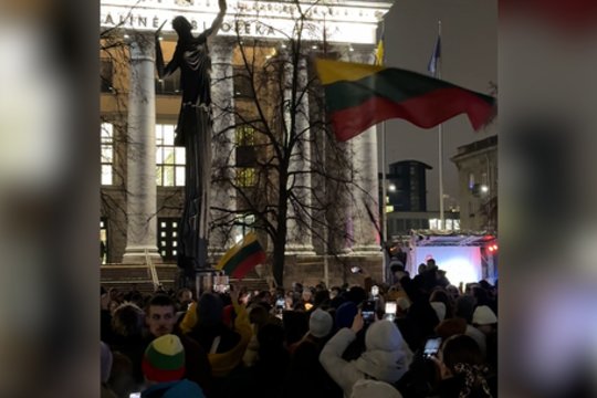 Vienybė žydi: protestuojų lūpose sutartinai skamba žinomos dainos
