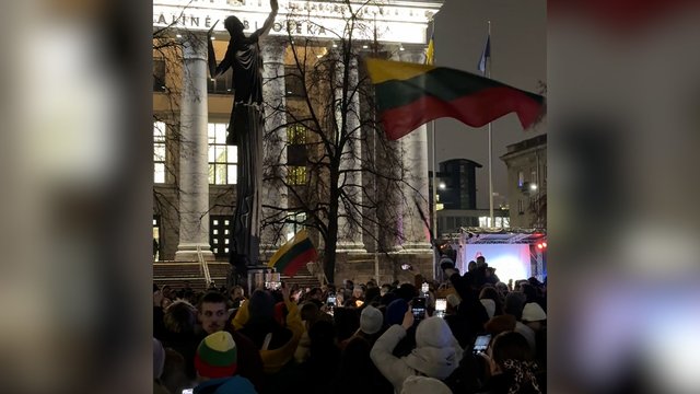 Vienybė žydi: protestuojų lūpose sutartinai skamba žinomos dainos