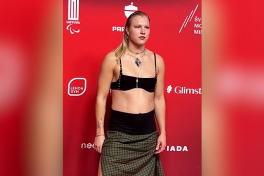 Sporto apdovanojimuose – išskirtinis R. Meilutytės įvaizdis: užfiksuota su kūną vos dengiančiu apdaru