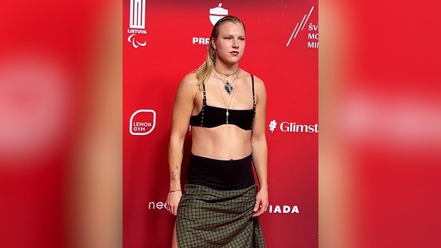 Sporto apdovanojimuose – išskirtinis R. Meilutytės įvaizdis: užfiksuota su kūną vos dengiančiu apdaru