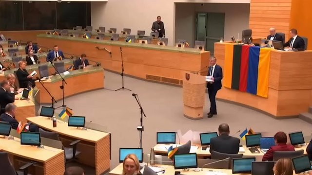 Pamatykite, kaip į LRT įstatymo pataisą pakliuvo A. Širinskienės katinas: pasitiko plojimų lavina