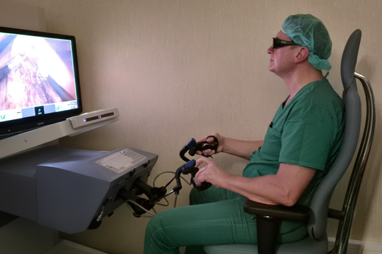 Vilniaus ligoninėje dar viena naujovė: chirurgai operuoja padedami roboto