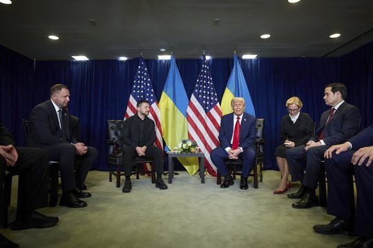 JAV ir Europa planuoja stiprinti Ukrainos ginkluotąsias pajėgas: dėl to tektų atsisakyti stojimo į NATO