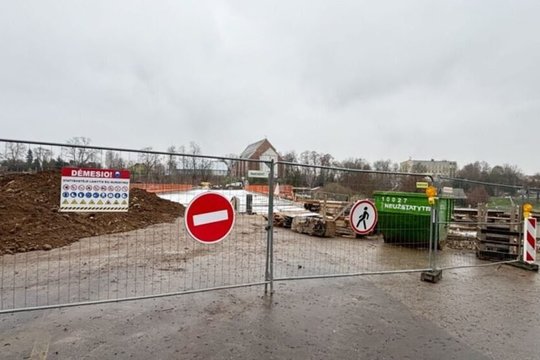Pažadais metų gale atidaryti pagrindinį tiltą maitinami miestiečiai kandžiai traukia per dantį: „Kurių metų gale?“